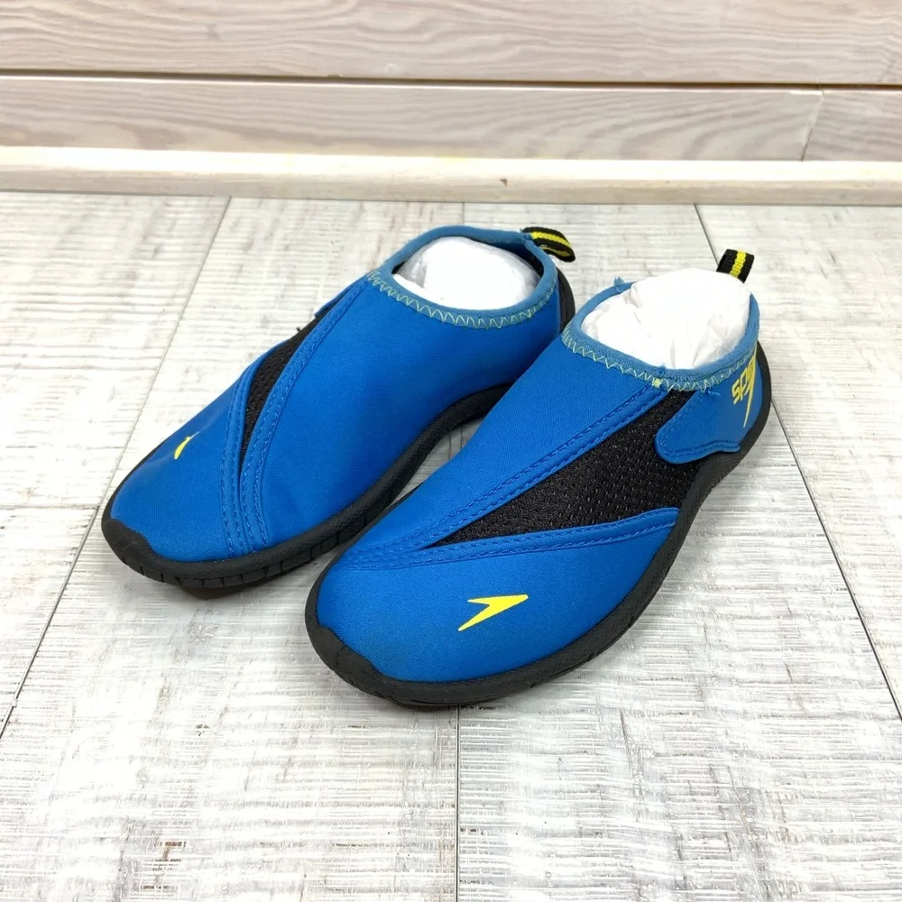 Speedo water shoes kid size 1